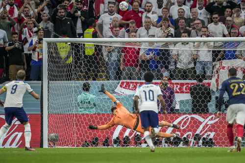  En la imagen, el momento en que Kane (9) falla el penal que significaba el empate momentáneo para los ingleses. Foto Ap