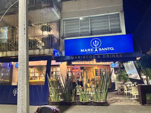 Pese a ocho años de denuncias por residentes del edificio ubicado en Torres Adalid 1409, en Benito Juárez, el restaurante bar Mare Santo continúa operando con la complacencia del Invea.