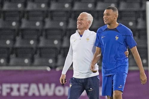 El entrenador francés Didier Deschamps (izquierda), y Kylian Mbappé llegan para una sesión de entrenamiento en Doha, Qatar.