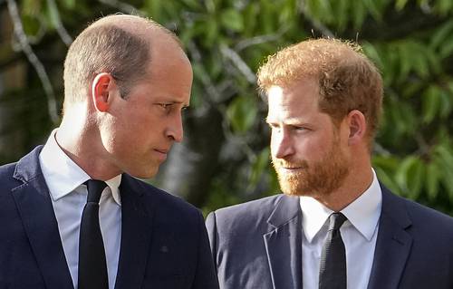 Los príncipes, luego de ver los tributos florales para la reina Isabel II fuera del castillo de Windsor, el 10 de septiembre.