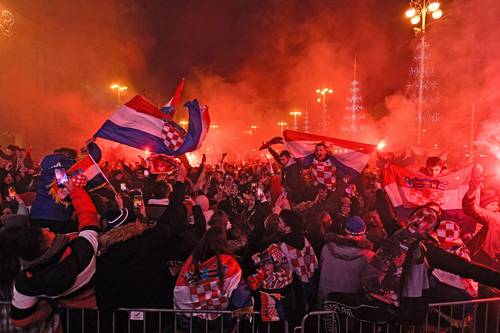 El festejo llegó también hasta Zagreb, donde miles de personas vencieron al frío y se congregaron en la plaza Ban Jelacic para seguir el triunfo de su selección.