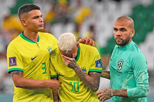 Los brasileños Thiago Silva (38 años) y Dani Alves (39) se despiden de la Canarinha para dar paso a la sangre nueva. Mientras Neymar (centro) pone en duda su continuidad.