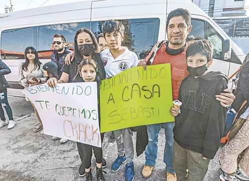 Después de varios días de incertidumbre, los 22 futbolistas mexiquenses que estuvieron atrapados en Perú regresaron ayer a casa y fueron recibidos por sus familiares en las instalaciones de la Academia Atlante FC Toluca.