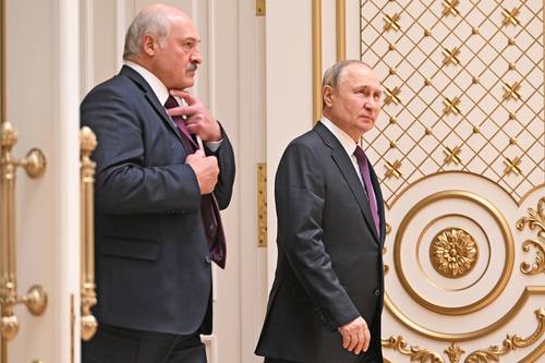 Los presidentes de Bielorrusia, Aleksandr Lukashenko, y de Rusia, Vladimir Putin, ayer luego de un encuentro que duró dos horas y media ayer en Minsk.