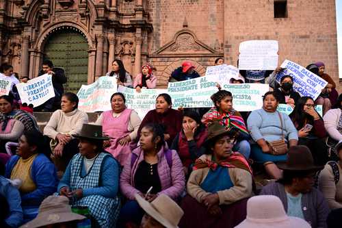 Con mayoría de mujeres indígenas se realizó una protesta ayer en la Plaza de Armas de Cusco.