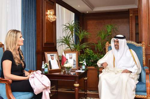 En imagen del 31 de octubre pasado, la ex vicepresidenta de la Eurocámara Eva Kaili, y el ministro catarí del Trabajo, Ali bin Samikh Marri, durante un encuentro en Doha.