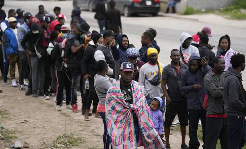 Migrantes haitianos que pretenden solicitar asilo en Estados Unidos se reúnen en la frontera entre ese país y México, esperando registrarse con una organización religiosa en Reynosa, Tamaulipas.