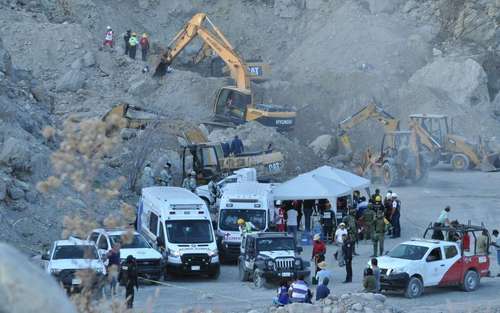 Bomberos y Personal de Protección Civil realizaron ayer labores de rescate en una mina de arena ubicada en la localidad de Teacalco, municipio de Amacuzac, Morelos, donde un trabajador perdió la vida.