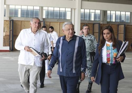 El presidente Andrés Manuel López Obrador, flanqueado por el secretario de Gobernación, Augusto López, y Mara Lezama, gobernadora de Quintana Roo, ayer en Chetumal.