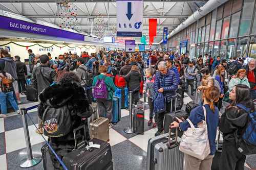 Viajeros en la Terminal 1 del Aeropuerto Internacional O’Hare. Una tormenta invernal “única en una generación” causa estragos en las vacaciones de millones de estadunidenses.