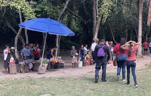  Durante un recorrido que hizo ayer La Jornada por la zona arqueológica de El Tajín se pudo observar la presencia de una docena de vendedores ambulantes. Foto Sergio Hernández Vega