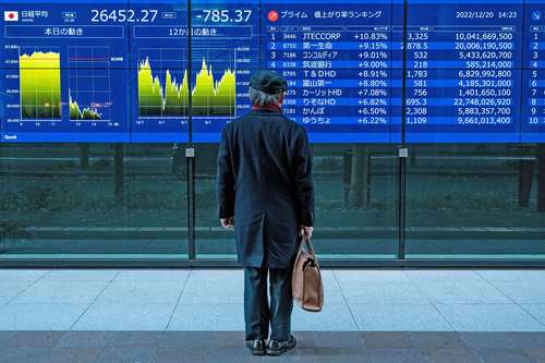 Indicadores de la Bolsa de Valores de Tokio después de que Japón anunciara un cambio sorpresa en su política monetaria.