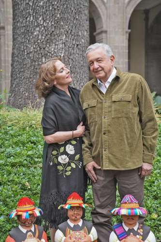 El Presidente y su esposa, Beatriz Gutiérrez, grabaron el video junto a un nacimiento chiapaneco.