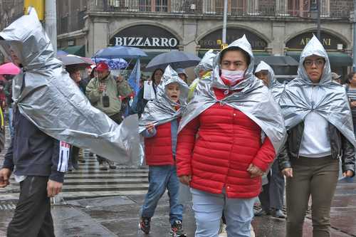 El frío y la lluvia debido al frente frío 19 sorprendió a capitalinos, pero no impidieron que salieran a las calles, en especial al Centro Histórico.