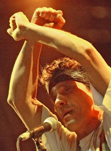 El cantautor saluda al público en su concierto en el Zócalo capitalino el 26 de marzo de 2006.