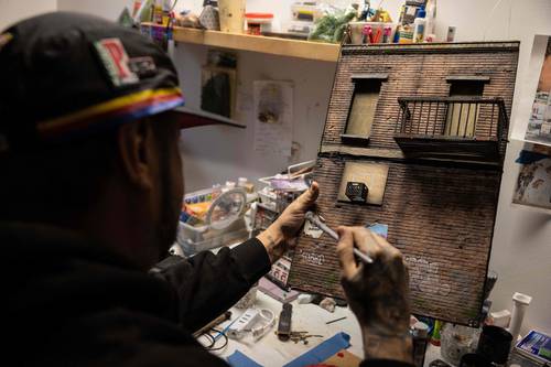 Danny Cortes trabaja una nueva miniatura en su estudio en Brooklyn. Sus obras recrean las escenas callejeras impregnadas de hip hop de Nueva York.