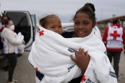 La Cruz Roja reparte cobijas entre migrantes en las orillas del Río Bravo, en Chihuahua.