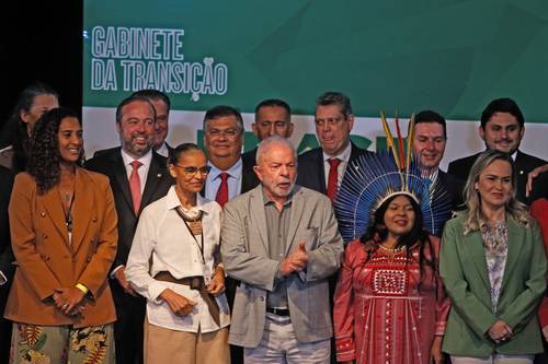 El mandatario electo Lula da Silva (centro) incluyó en su gobierno a aliados fuera del Partido de los Trabajadores, que lo abanderó en los pasados comicios.