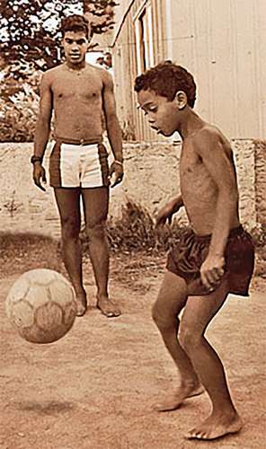 El mandatario mexicano compartió una anécdota y una foto de la infancia de Ronaldinho para ejemplificar la influencia de Pelé.