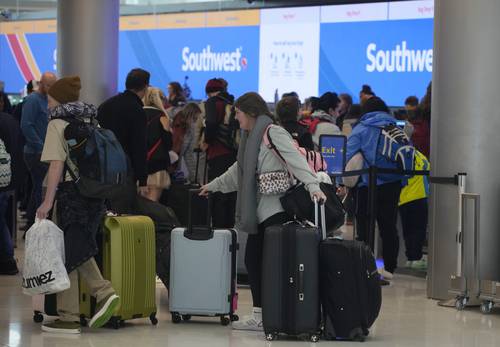 Southwest Airlines volvió a un horario de vuelos relativamente normal el viernes, después de que al menos un millón de pasajeros perdieron conexiones o vuelos durante las vacaciones de fin de año, y muchos de ellos se quedaron sin equipaje, debido a las cancelaciones por la tormenta Elliot. La aerolínea informó menos de 40 cancelaciones el viernes. Si bien fue más que United, American y Delta combinadas, es un avance, luego de una de las semanas más caóticas en la historia de la aviación para una sola aerolínea. Southwest canceló más de 13 mil vuelos desde el 22 de diciembre.