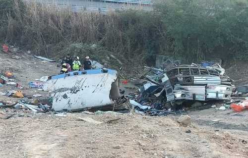 Restos de la unidad acciden-tada en la autopista Jala-Compostela, en Nayarit. Según versiones de sobrevivientes el operador conducía a exceso de velocidad y perdió el control del autobús.