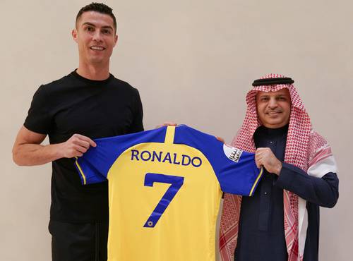 Cristiano Ronaldo llega al equipo saudita, luego de su fracaso mundialista en Qatar, donde fue relegado a la banca. Posó con su nuevo uniforme y su clásico dorsal con el número 7.