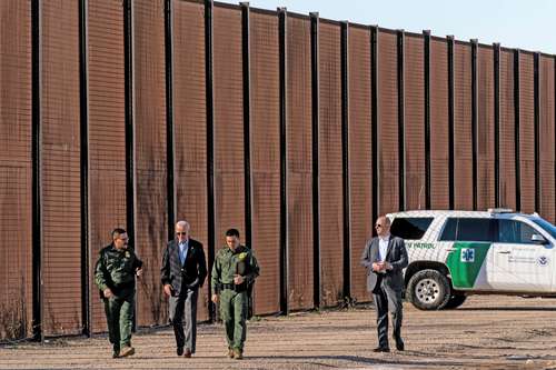 Agentes de la Patrulla Fronteriza acompañan al presidente Joe Biden en su recorrido por El Paso, Texas, una parte de la frontera con México.