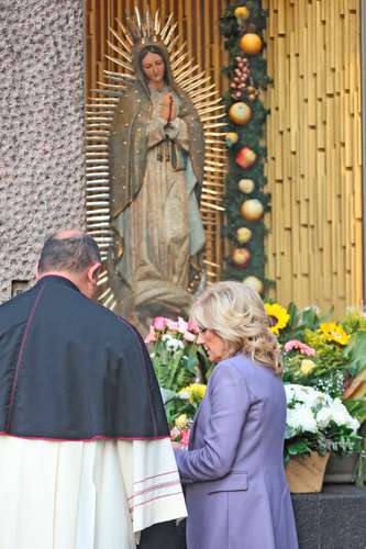 Jill, esposa del presidente Joe Biden, escucha a monseñor Salvador Martínez durante su recorrido ayer por la Basílica de Guadalupe.