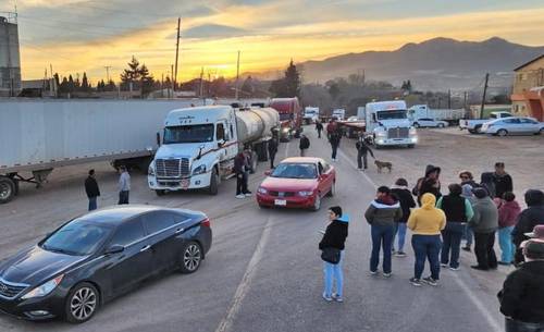 Unos 200 trabajadores afiliados a la sección 65 del sindicato minero nacional y sus familiares cerraron ayer el paso en el tramo carretero Cananea-Ímuris, en Sonora, con lo que dejaron varados cientos de vehículos, principalmente de carga.