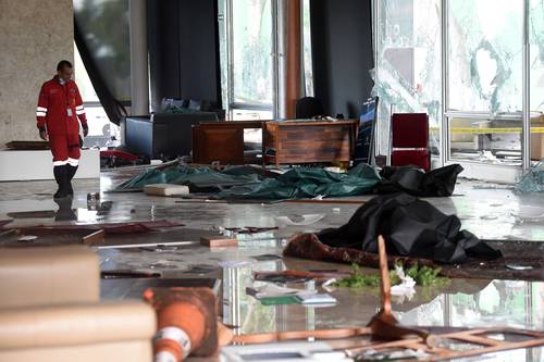 Un guardia de seguridad observa los daños en el Supremo Tribunal Federal de Brasil causados por bolsonaristas que irrumpieron el domingo pasado.