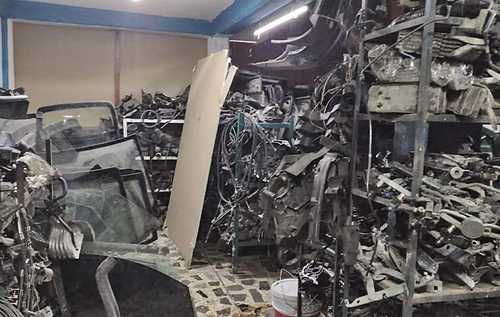 Durante el cateo fueron detenidas tres personas y halladas miles de piezas automotrices.