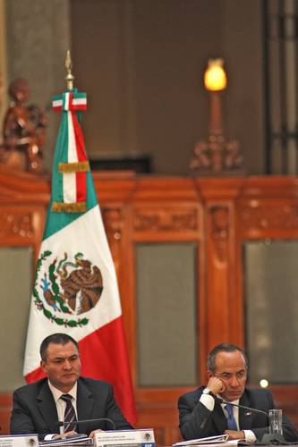 Genaro García Luna y el presidente Felipe Calderón, en el Salón Tesorería de Palacio Nacional, el 21 de agosto de 2008.