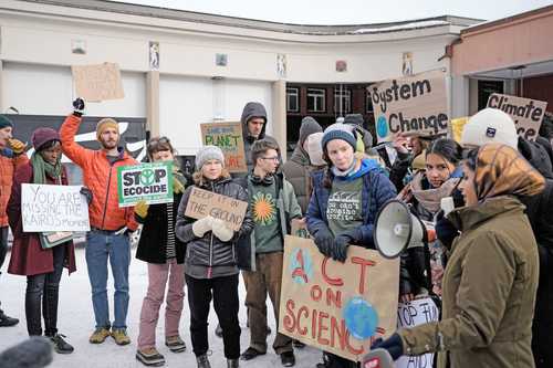 Las activistas climáticas Greta Thunberg, de Suecia; Vanessa Nakate, de Uganda; Helena Gualinga, de Ecuador, y Luisa Neubauer de Alemania asisten a una protesta en Davos.