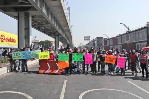 Tianguistas y comerciantes de Santa Cruz Meyehualco, en Iztapalapa, cerraron la avenida como protesta porque agentes de la Policía de Investigación se llevaron su mercancía “por no querer pagar cuotas”.