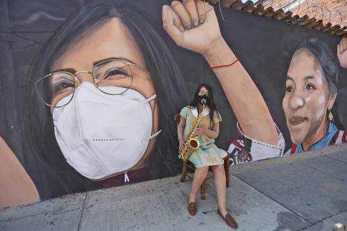 María Elena Ríos, quien fue atacada con ácido el 6 de sep-tiembre de 2019, rechazó el fallo que beneficia a su atacante. En la imagen, la artista en el barrio de Xochimilco, en Oaxaca, en octubre de 2022.