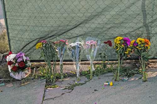 Afuera del Star Ballroom Dance Studio, en Monterey Park, familiares, amigos y vecinos colocaron flores en memoria de las víctimas.
