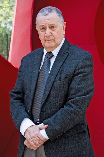 El maestro Alberto Dallal recibirá este 29 de enero el Reconocimiento Danza UNAM 2022, por la labor que ha desarrollado a lo largo de 60 años y por ser un pionero en pensar esa disciplina como materia de estudio.