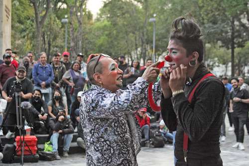 Artistas callejeros sacan risas y monedas a los transeúntes en las inmediaciones del Monumento a Beethoven en la Alameda Central de la Ciudad de México.