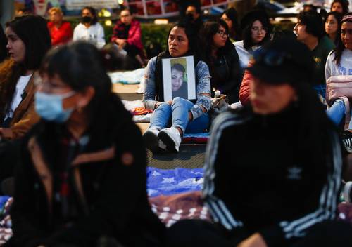 Colectivos de búsqueda de desaparecidos se dieron cita ayer en la Glorieta de las Mujeres que Luchan, en Paseo de la Reforma, para la proyección de la película mexicana que aborda el tema y donde también compartieron sus propias historias.
