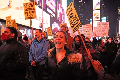Manifestantes anoche exigieron justicia para Tyre Nichols. La imagen, en Times Square, Nueva York