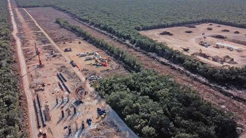 Continúan los trabajos de construcción de estaciones y tendido de rieles en el tramo 5 del Tren Maya en la parte norte del kilómetro 5 de la Ruta de los Cenotes.