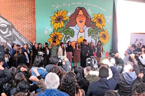 En la Facultad de Artes y Diseño de la UNAM se develó un mural en memoria de la alumna Yaretzi Adriana Hernández Fragoso, víctima de la tragedia en el Metro de la Ciudad de México el 7 de enero pasado. A la ceremonia acudieron los padres de Yaretzi y el rector Enrique Graue.