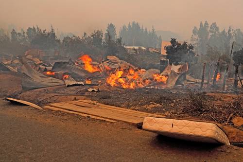 Más de 15 mil hectáreas de bosques han sido reducidas a cenizas por los incendios forestales en el centro sur de Chile.