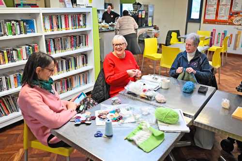  Mujeres sin empleo acuden con regularidad a la biblioteca Chantry para calentarse y entretenerse. Foto Afp