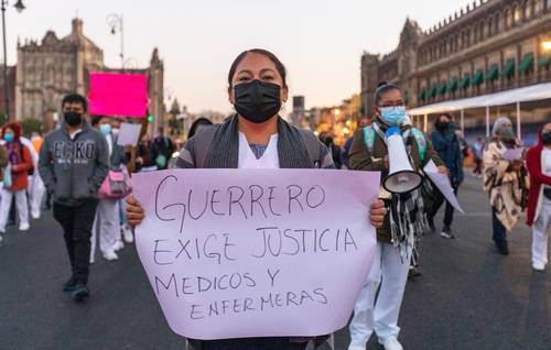 Médicos y enfermeras procedentes de Guerrero protestaron ayer en Palacio Nacional, porque aseguraron que fueron descartados del programa IMSS-Bienestar, luego de 11 años de prestar servicios.