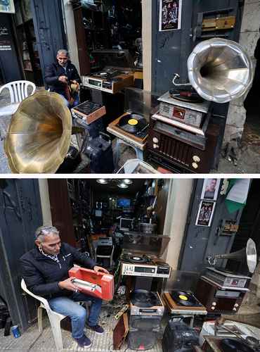 El palestino Jamal Hemmou, de 58 años, tiene el último y único taller de tocadiscos en Nablus, donde también vende discos de vinilo.