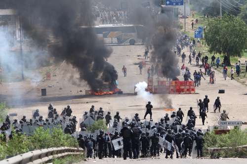 Imagen de archivo sobre la represión de fuerzas policiales en Nochixtlán, Oaxaca, contra pobladores que apoyaban la movilización magisterial opuesta a la reforma educativa y otras demandas sociales, el 19 de junio de 2016.