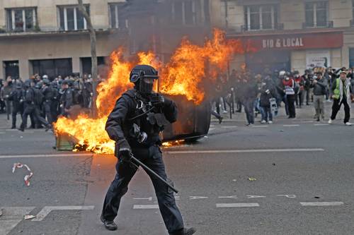 La policía antidisturbios se enfrentó en París con manifestantes que protestaban contra los planes para retrasar la edad de jubilación.