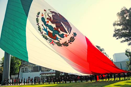 Decenas de invitados castrenses y civiles acudieron al izamiento del lábaro patrio en las instalaciones militares.