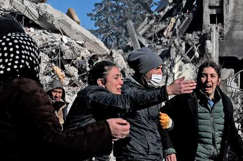  Una familia identifica el cuerpo de un ser querido recuperado de entre los escombros en la ciudad turca de Kahramanmaras. Foto Afp